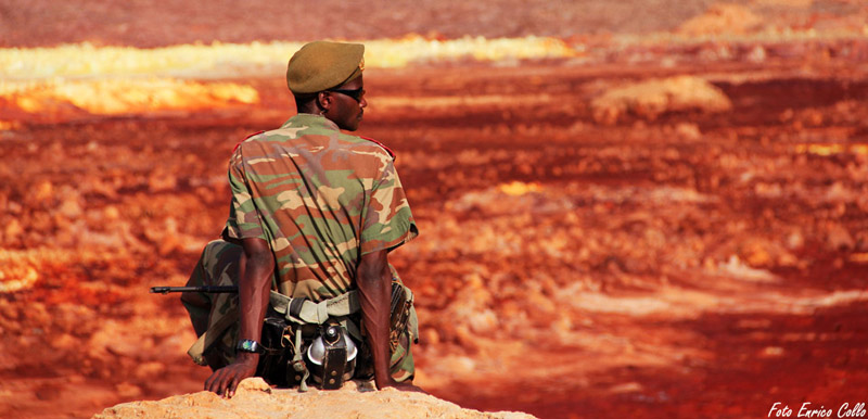 Soldato dell'esercito etiope nei laghi del Dallol